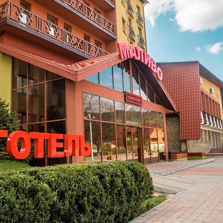 Malyvo Hotel Dilyatyn Exteriör bild