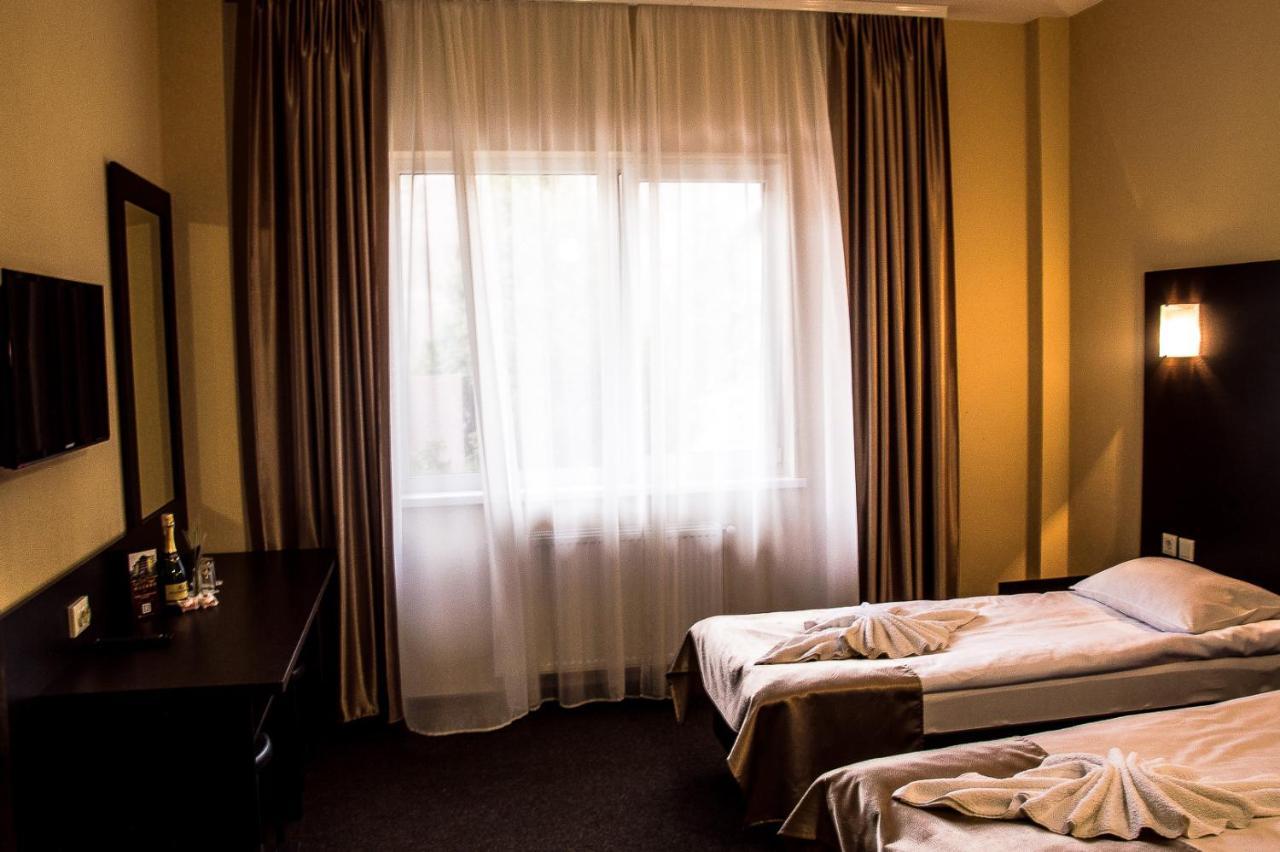 Malyvo Hotel Dilyatyn Exteriör bild