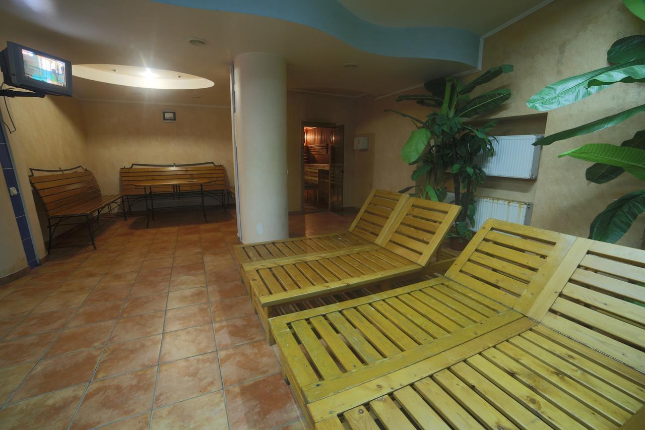 Malyvo Hotel Dilyatyn Exteriör bild